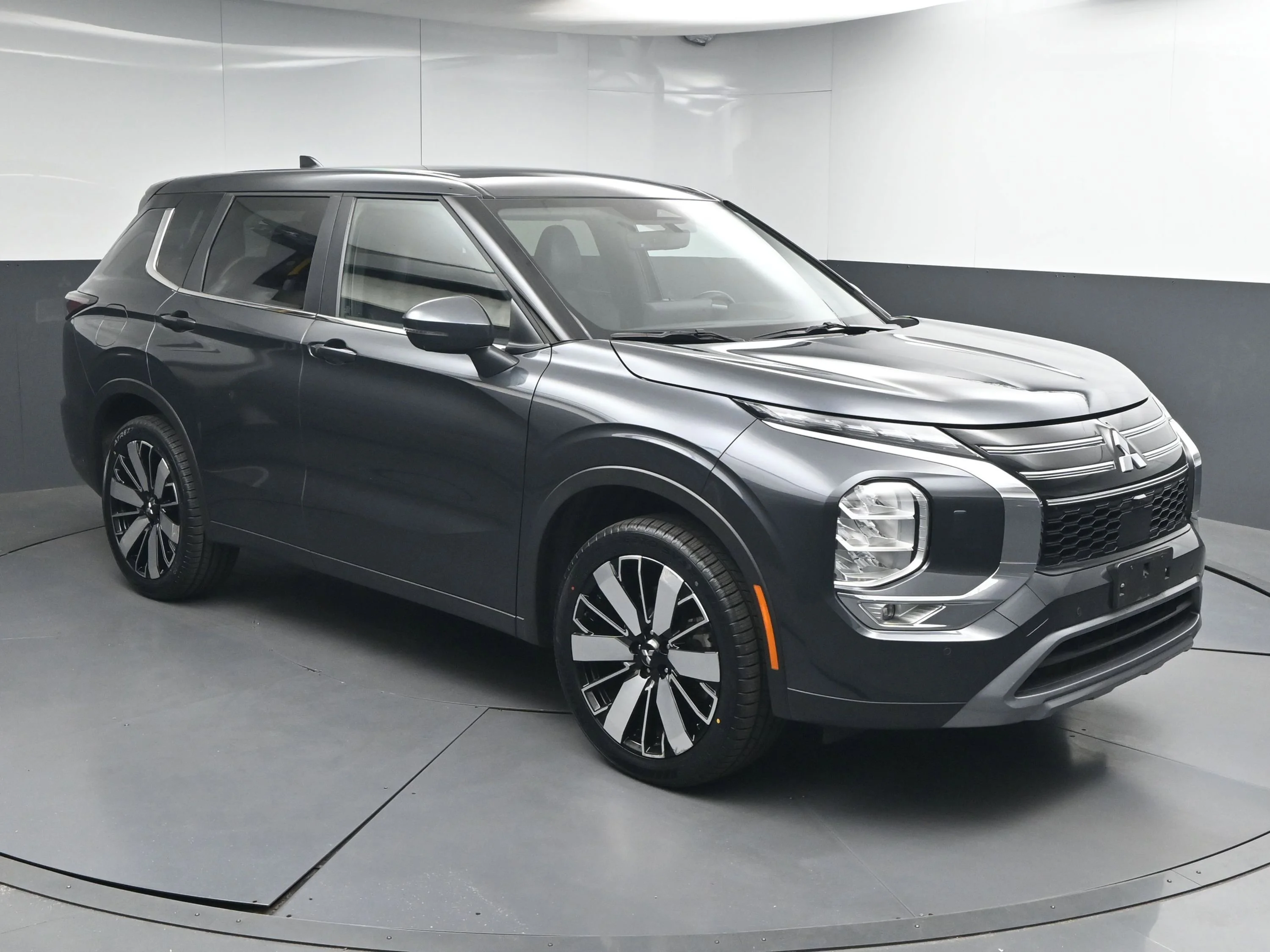 Used 2025  Mitsubishi  image 1