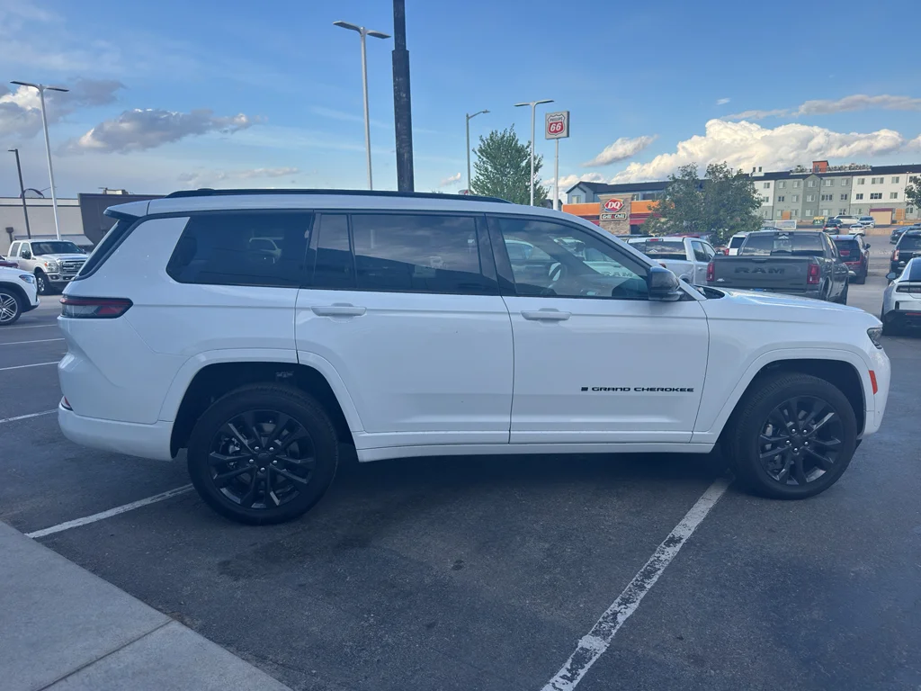 New 2026 Bright White Clear-Coat Exterior Paint Jeep Limited Reserve image 6