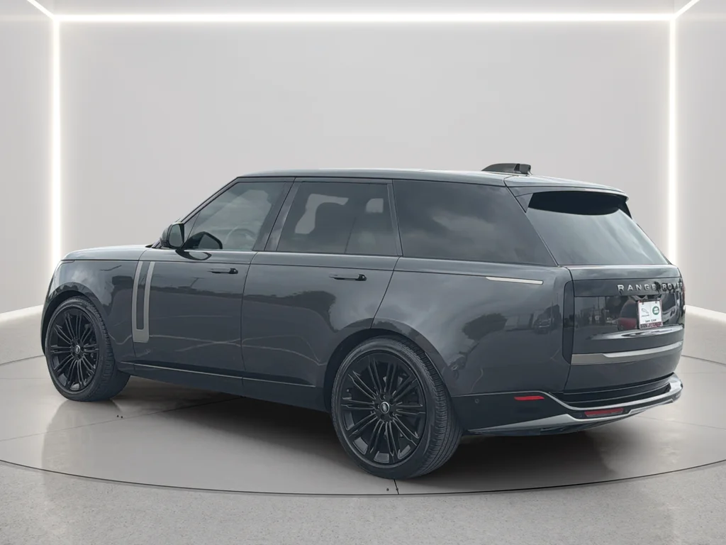 Used 2023  Land Rover SE image 14