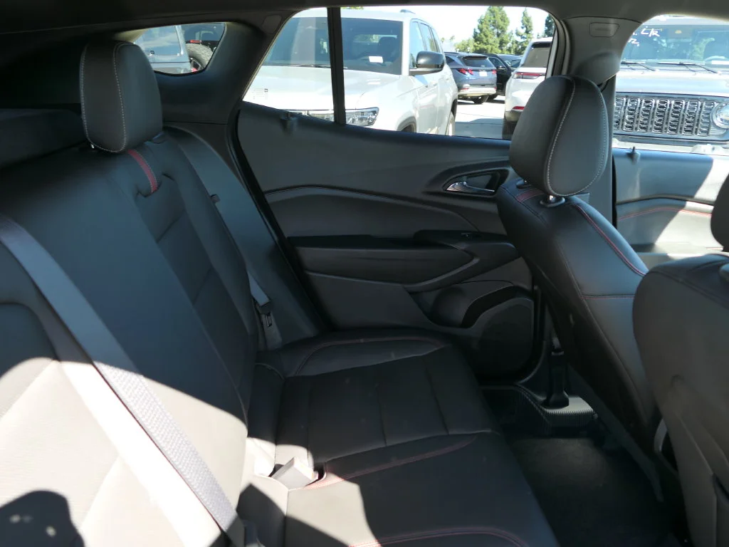 Used 2025 Summit White Chevrolet 2RS image 22