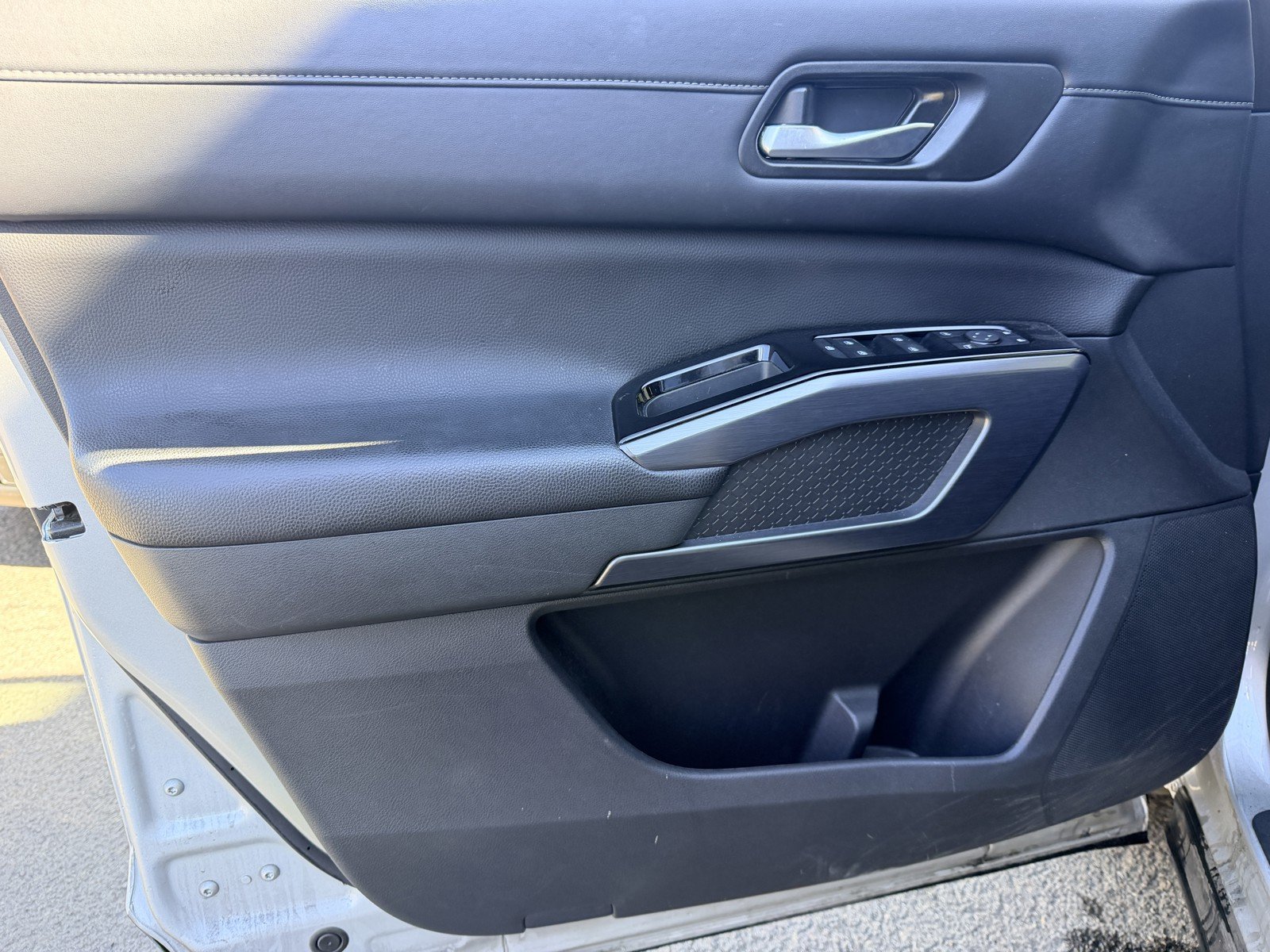 Used 2025 Silver Nissan SL image 18