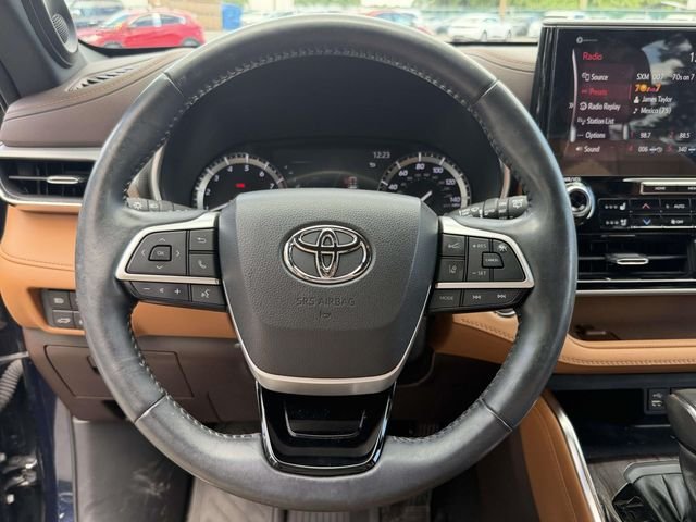 Used 2022  Toyota Platinum image 19