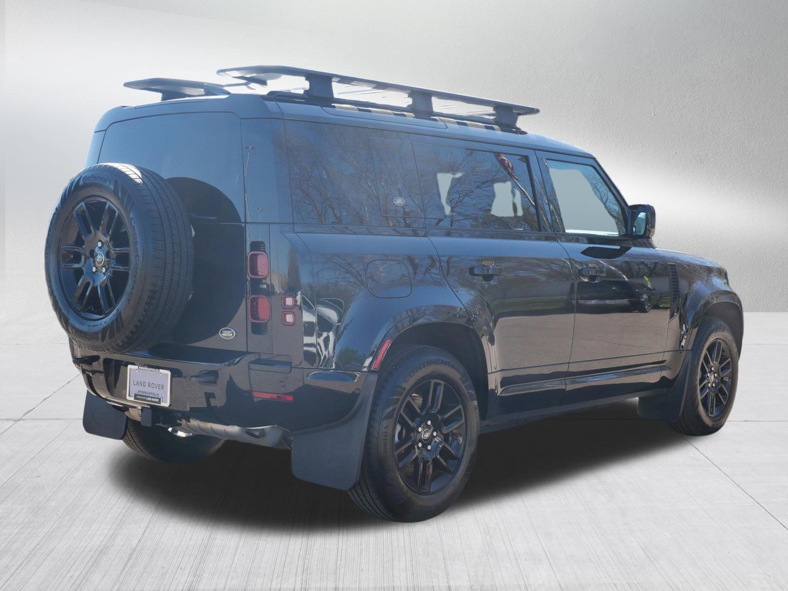 Used 2022 SANTORINI BLACK Land Rover X-Dynamic SE image 5