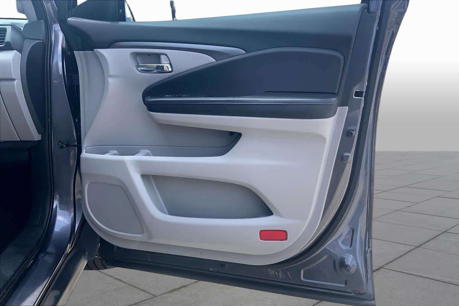 Used 2018 Modern Steel Metallic Honda EX image 22
