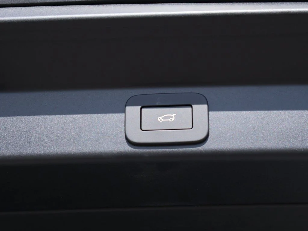 Used 2025 Fuji White Land Rover Dynamic SE image 35