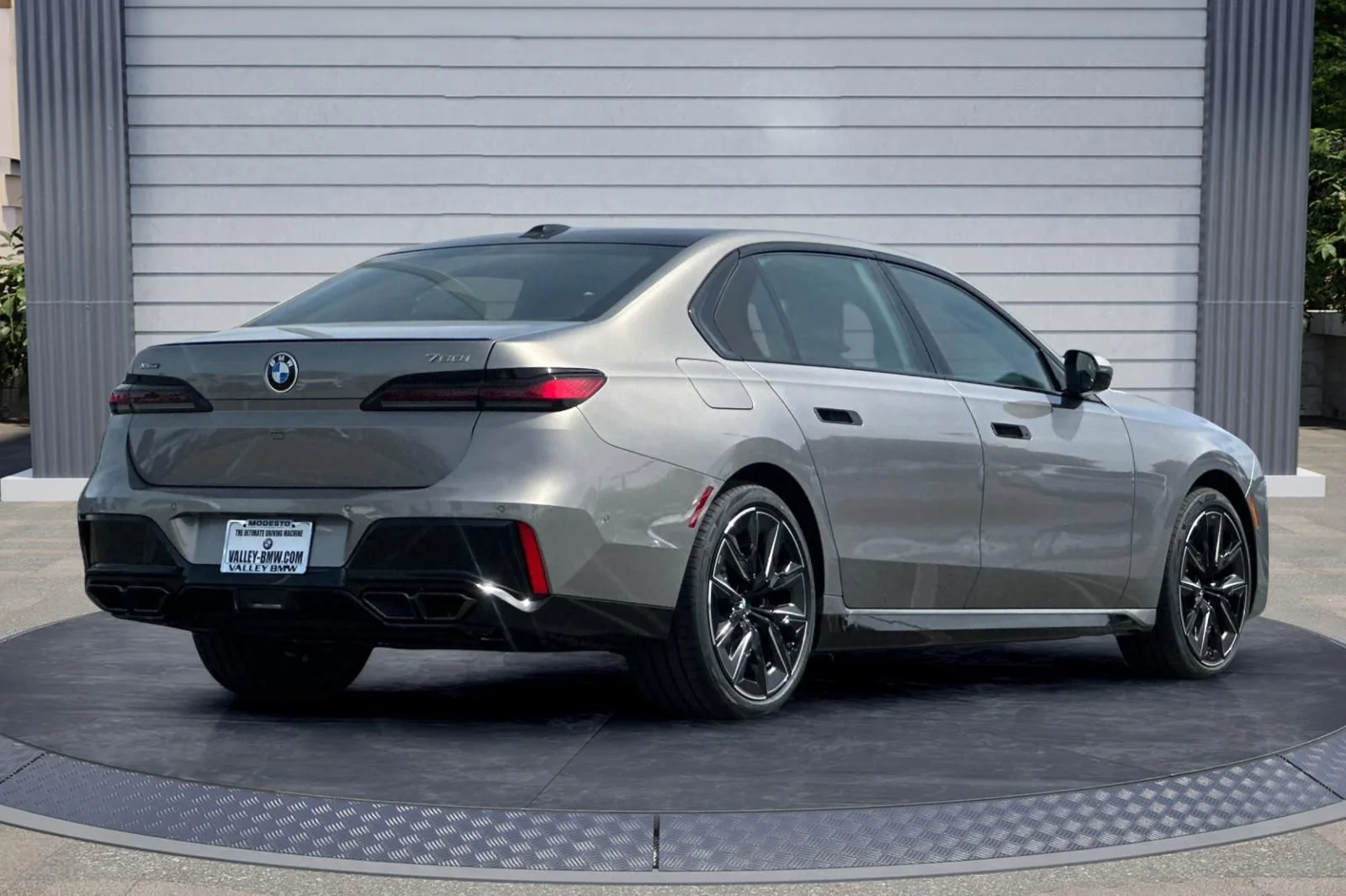 New 2026 Oxide Grey Metallic BMW 760i xDrive image 4