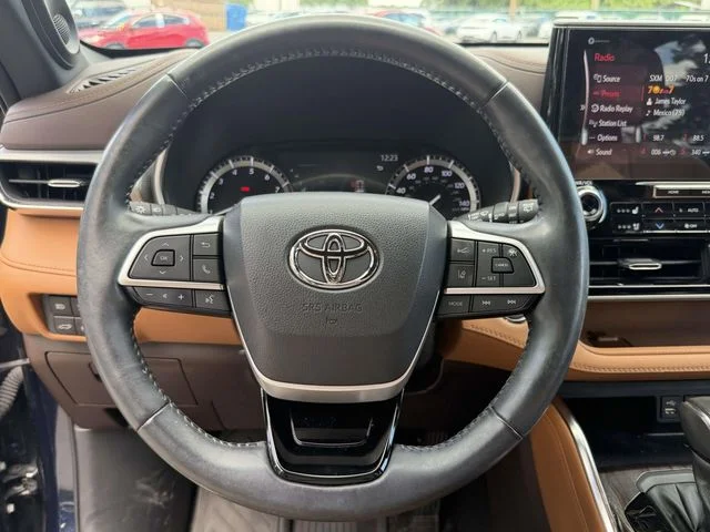 Used 2022  Toyota Platinum image 19