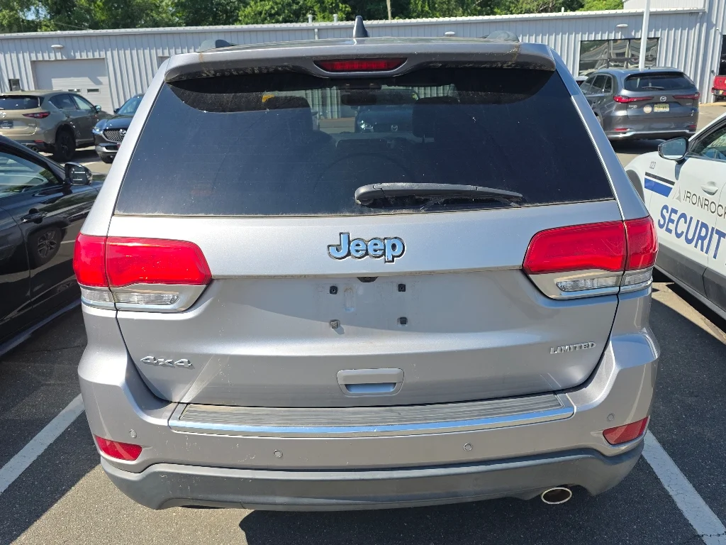Used 2018 Billet Silver Metallic Clear Coat Jeep Limited image 4