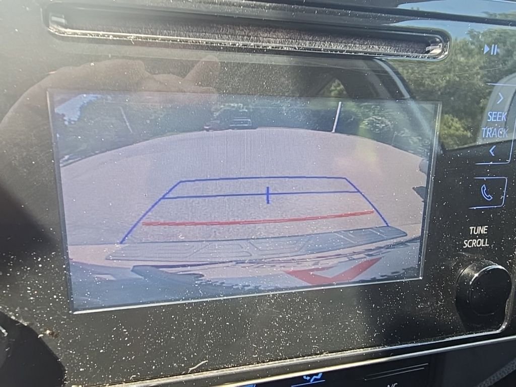 Used 2018 Silver Toyota SE image 18