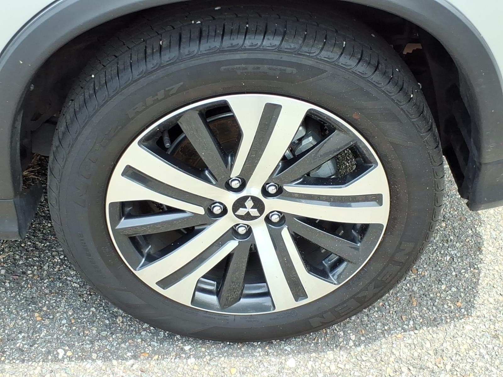 Used 2025  MITSUBISHI  image 5