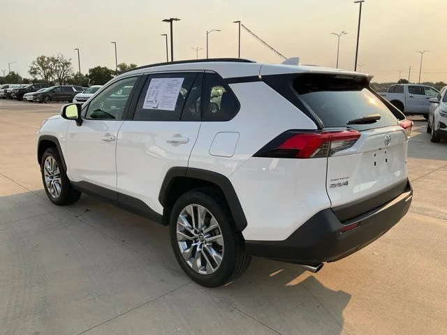 Used 2019 White Toyota XLE Premium image 34