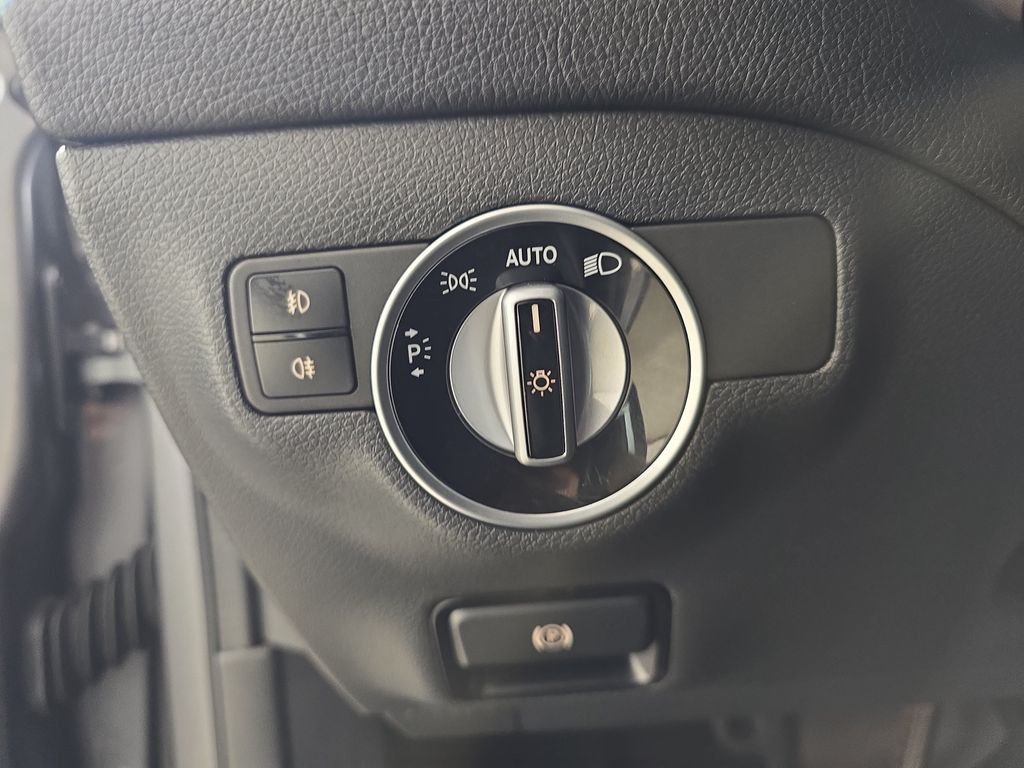 Used 2018 Gray Metallic Mercedes-Benz GLA 250 image 29