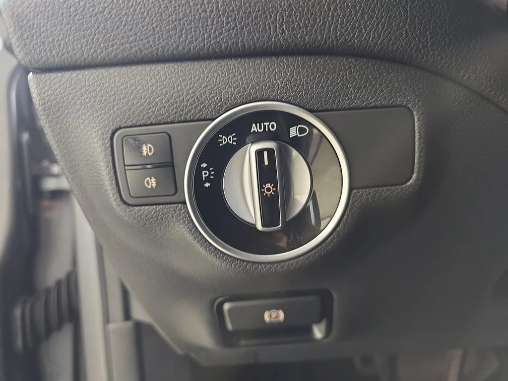 Used 2018 Gray Metallic Mercedes-Benz GLA 250 image 29