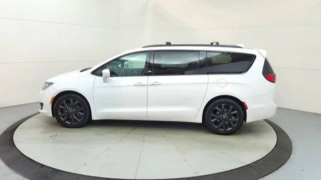 Used 2018 White Chrysler Touring L image 6