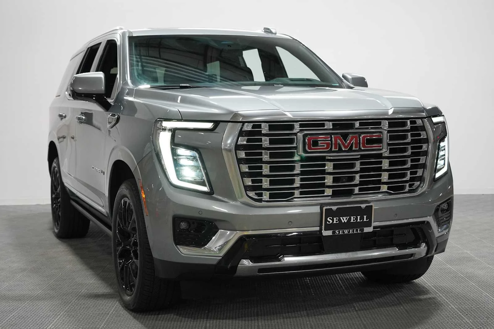 Used 2025 Sterling Metallic GMC Denali image 3