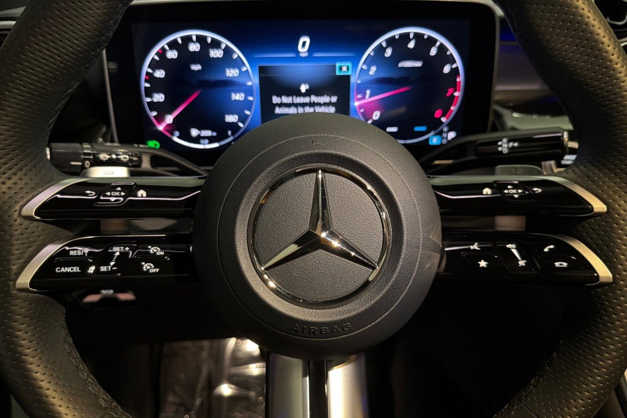 Used 2024 Polar White Mercedes-Benz GLC 300 image 23