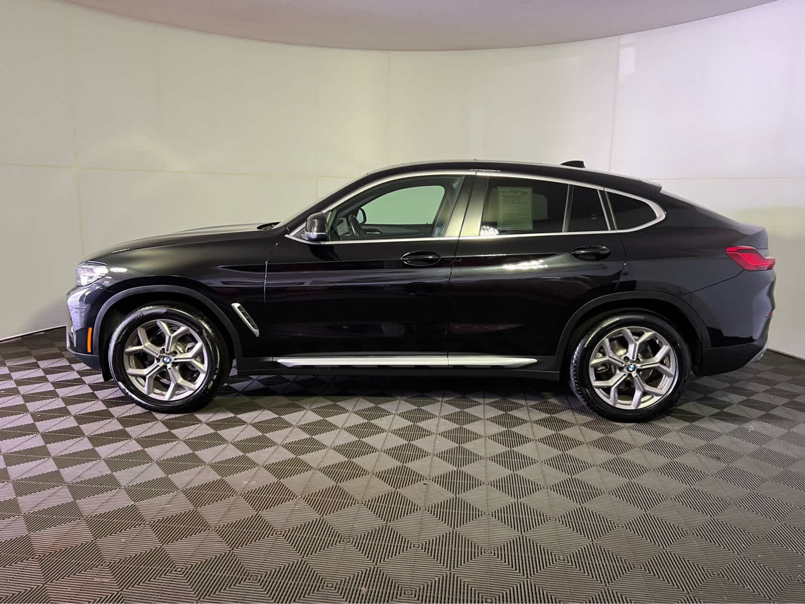 Used 2025 Black Sapphire Metallic BMW xDrive30i image 4