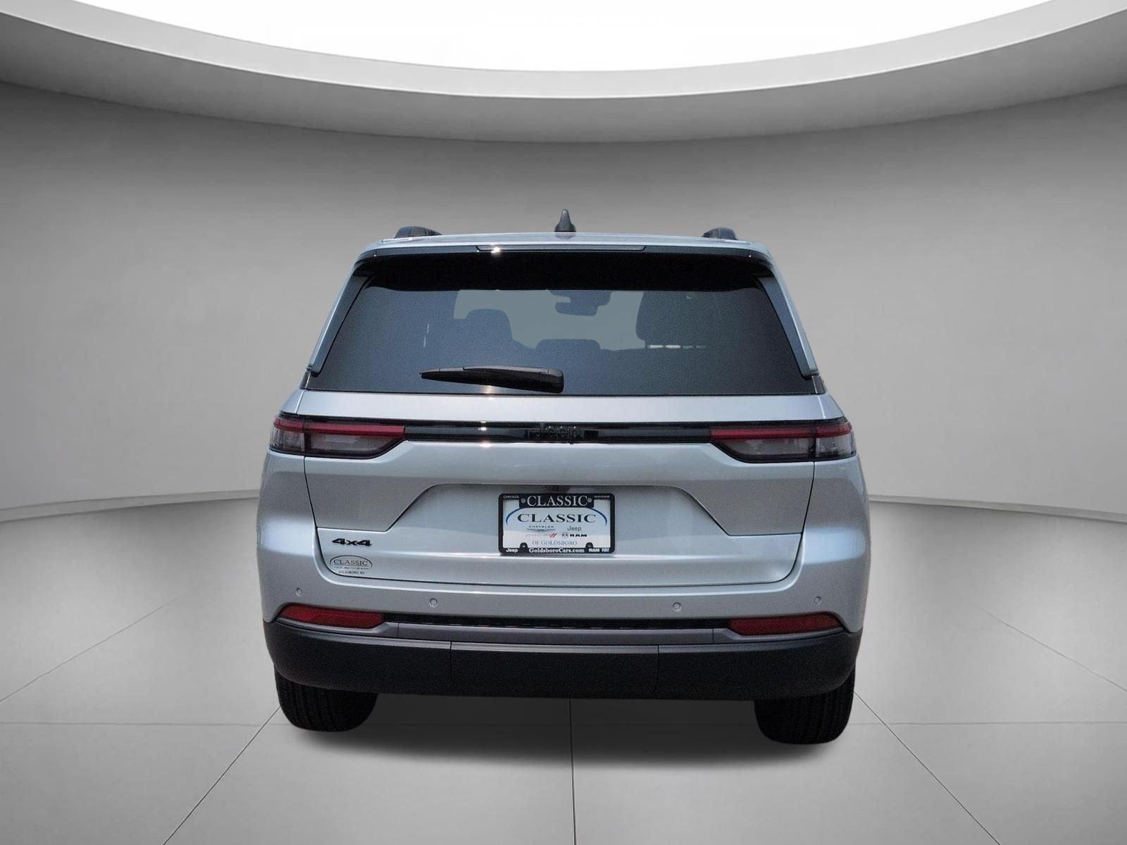 New 2026 Silver Zynith Exterior Paint Jeep Laredo Altitude image 4