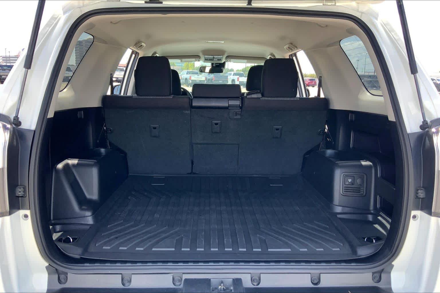 Used 2022 White Toyota SR5 image 34