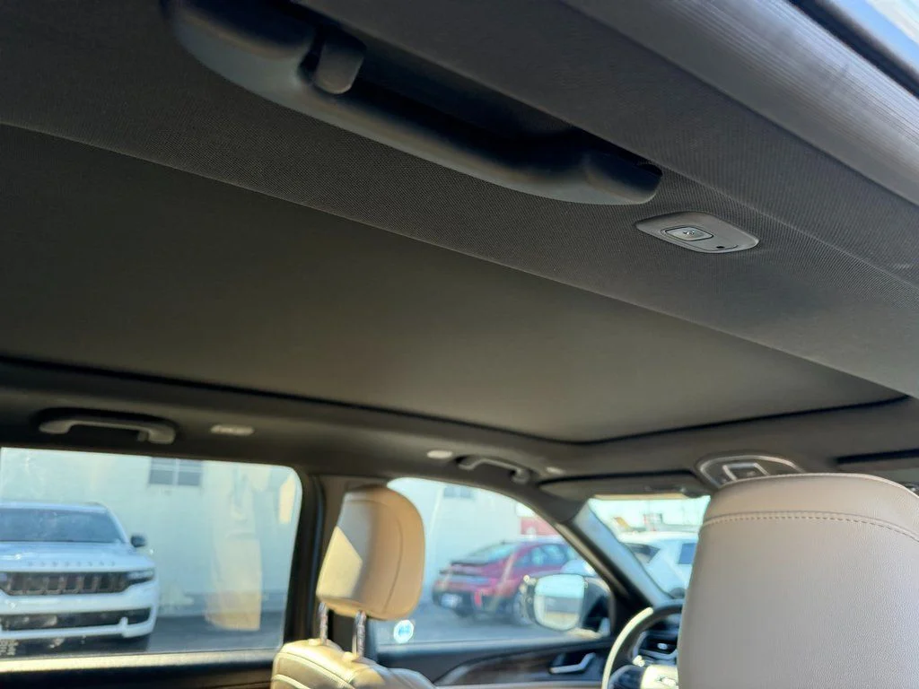 Used 2022 White Jeep 4xe image 12