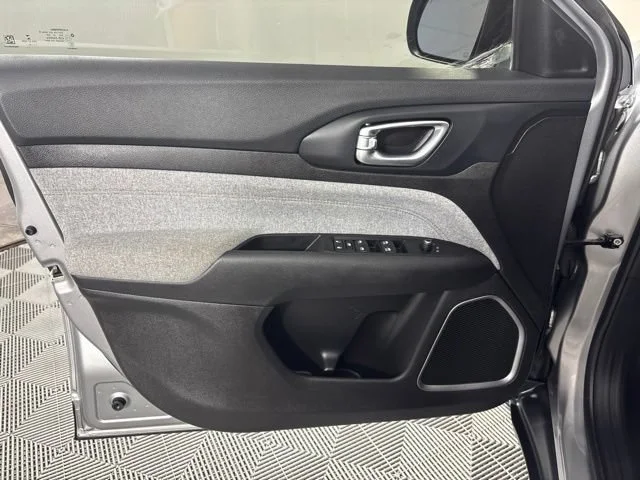Used 2022  Jeep Latitude Lux image 17