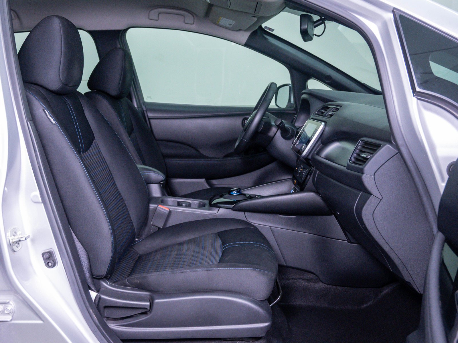 Used 2022 Brilliant Silver Nissan SV PLUS image 10