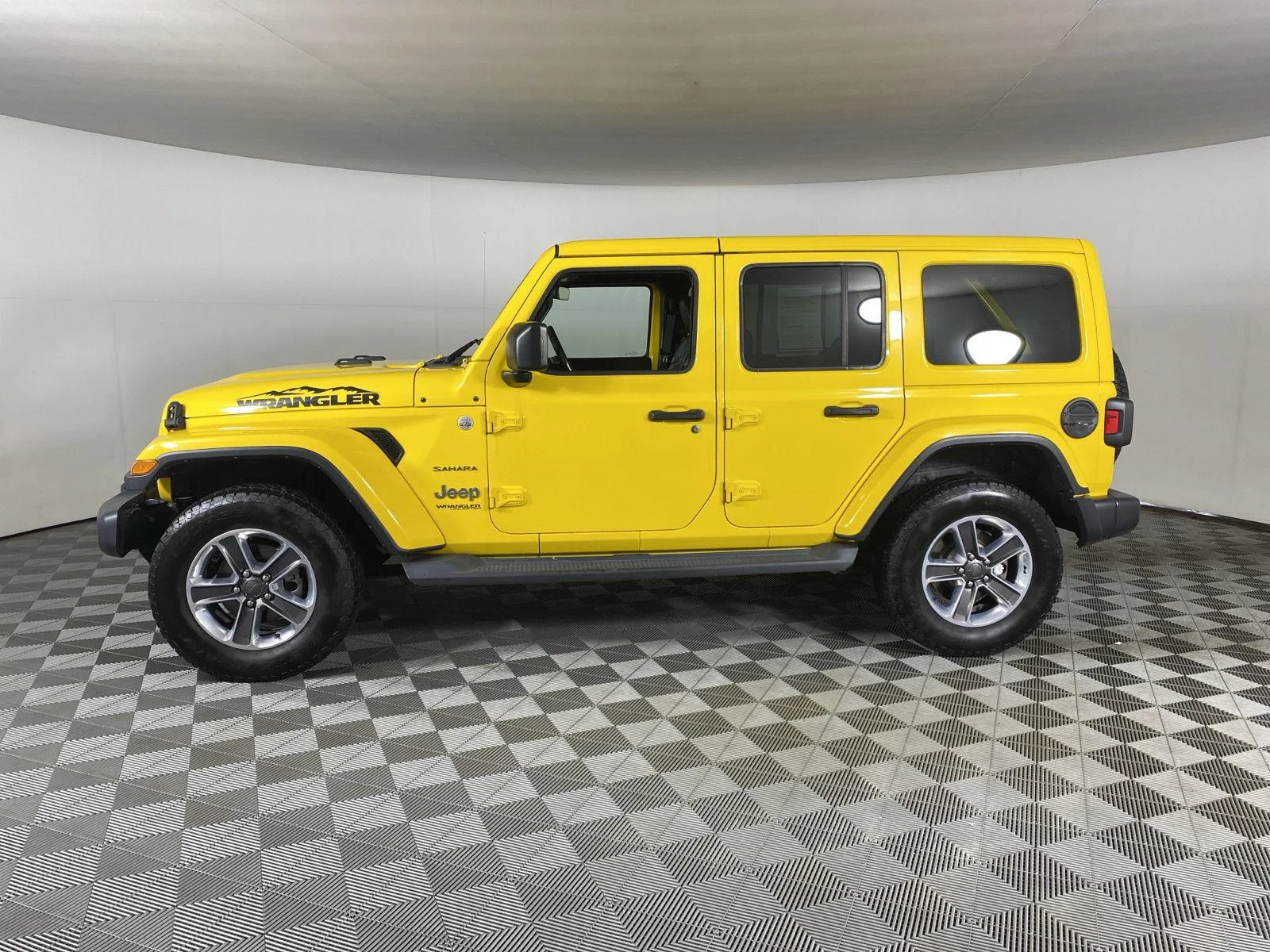 Used 2019 Hellayella Jeep Sahara image 7