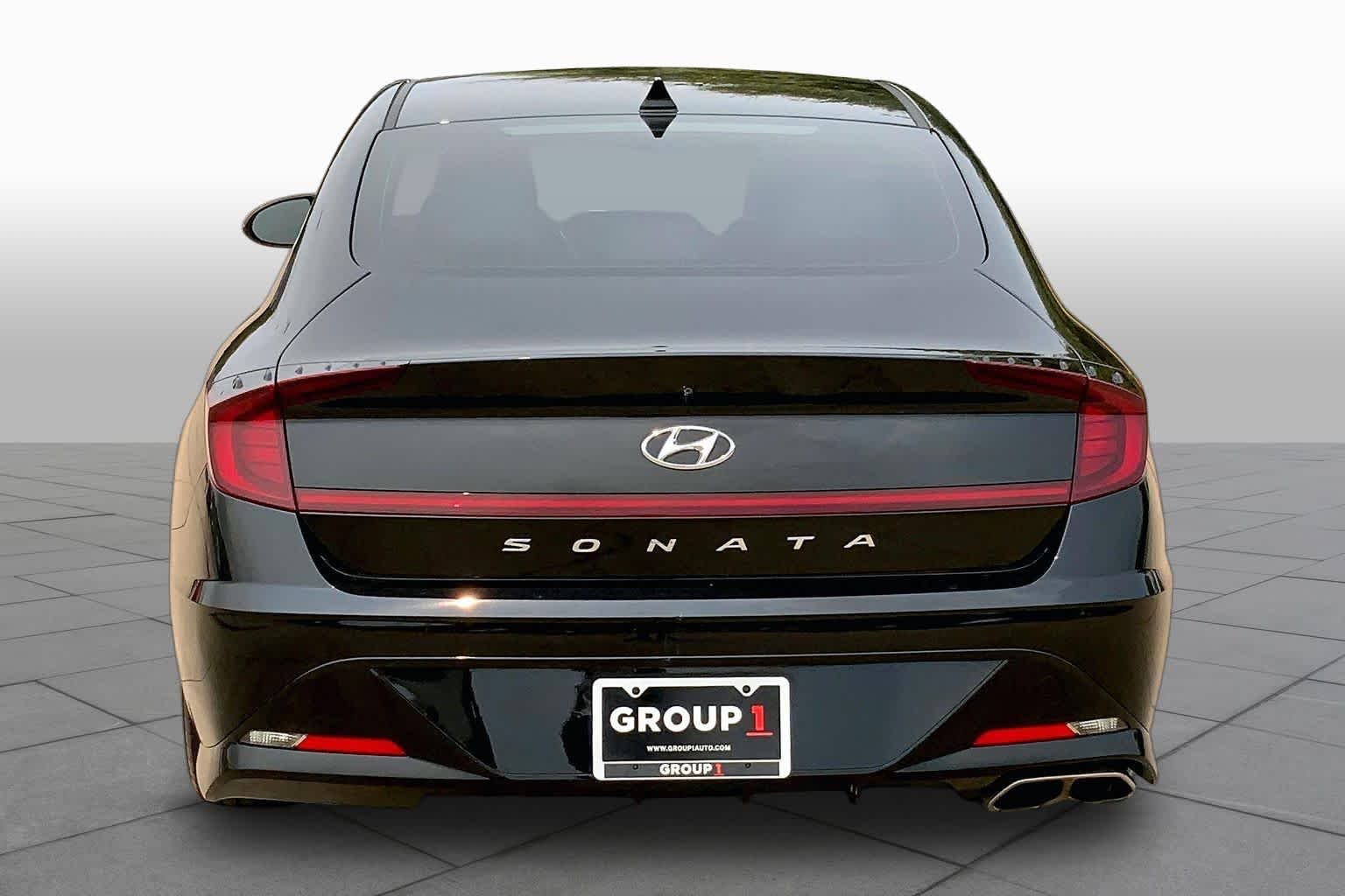 Used 2022 Phantom Black Hyundai SEL image 5