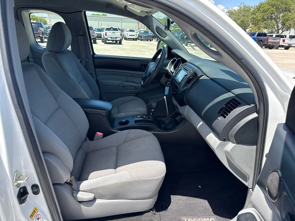 Used 2015 White Toyota Base image 21