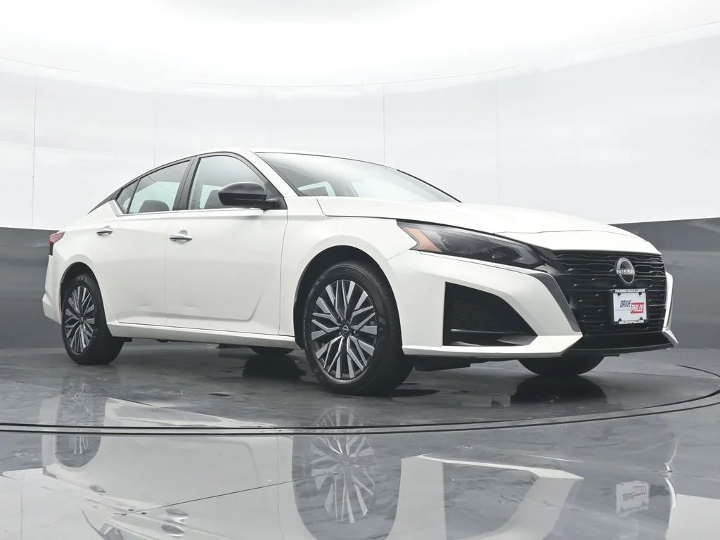 Used 2025 White Nissan 2.5 SV image 33