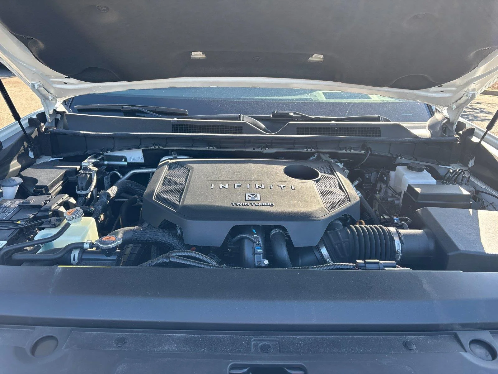 Certified Used 2025 Radiant White INFINITI LUXE image 9