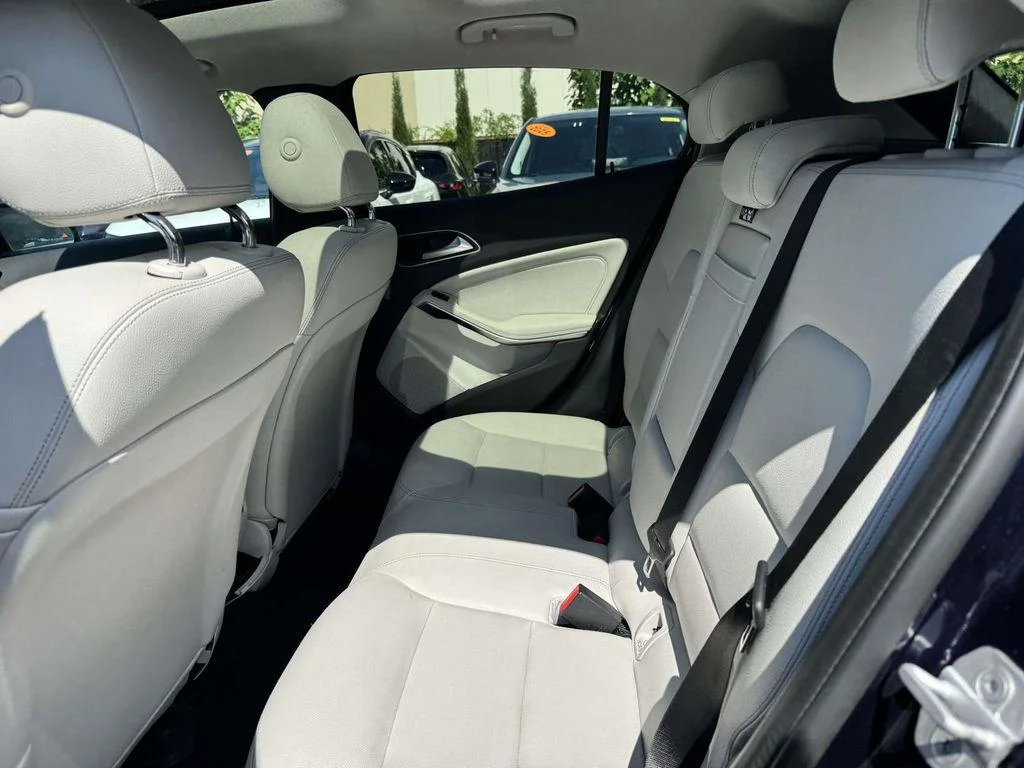 Used 2018 Cavansite Blue Metallic Mercedes-Benz 4MATIC® image 13