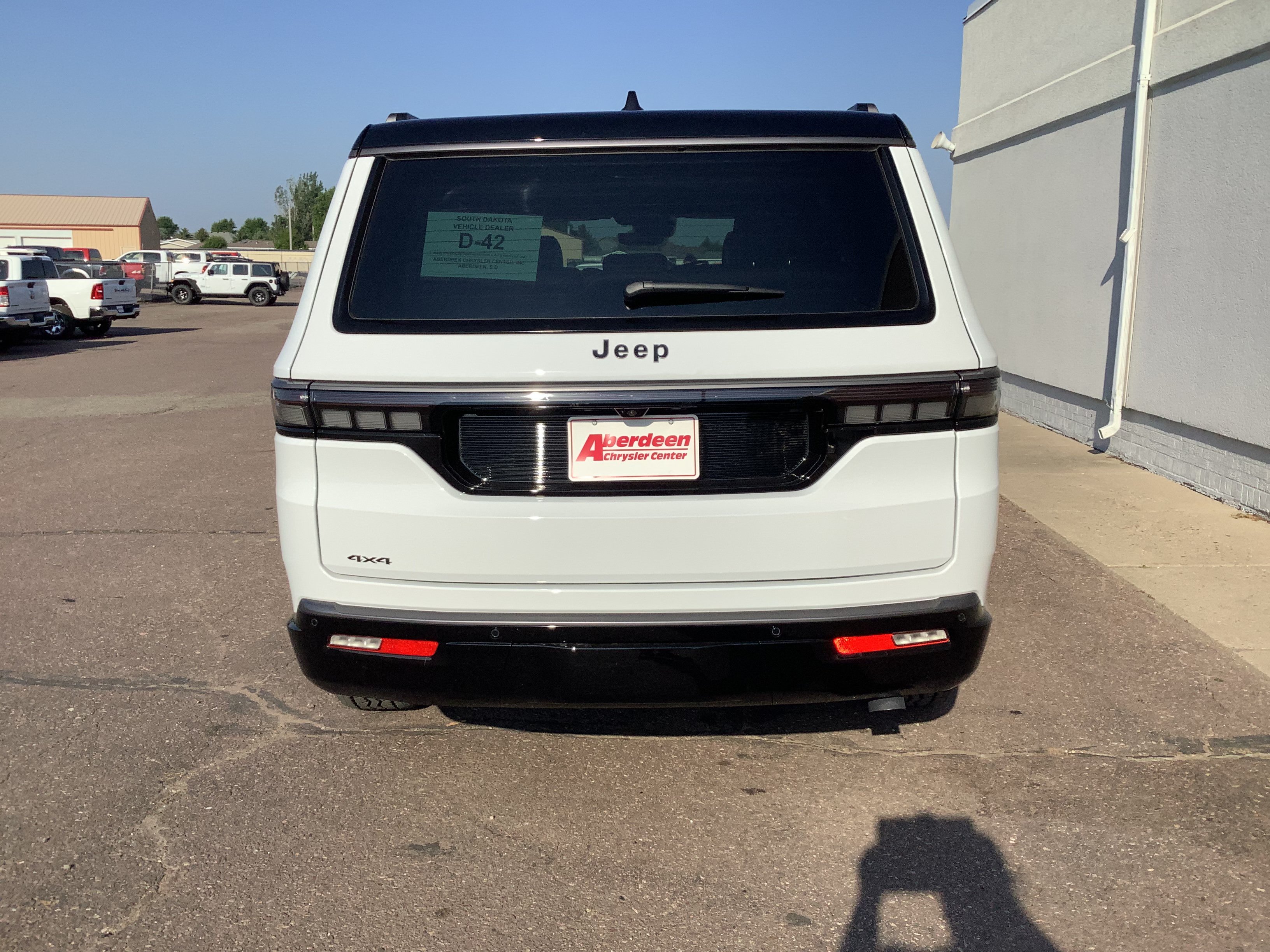 New 2026 Bright White Clear-Coat Exterior Paint Jeep Upland image 6