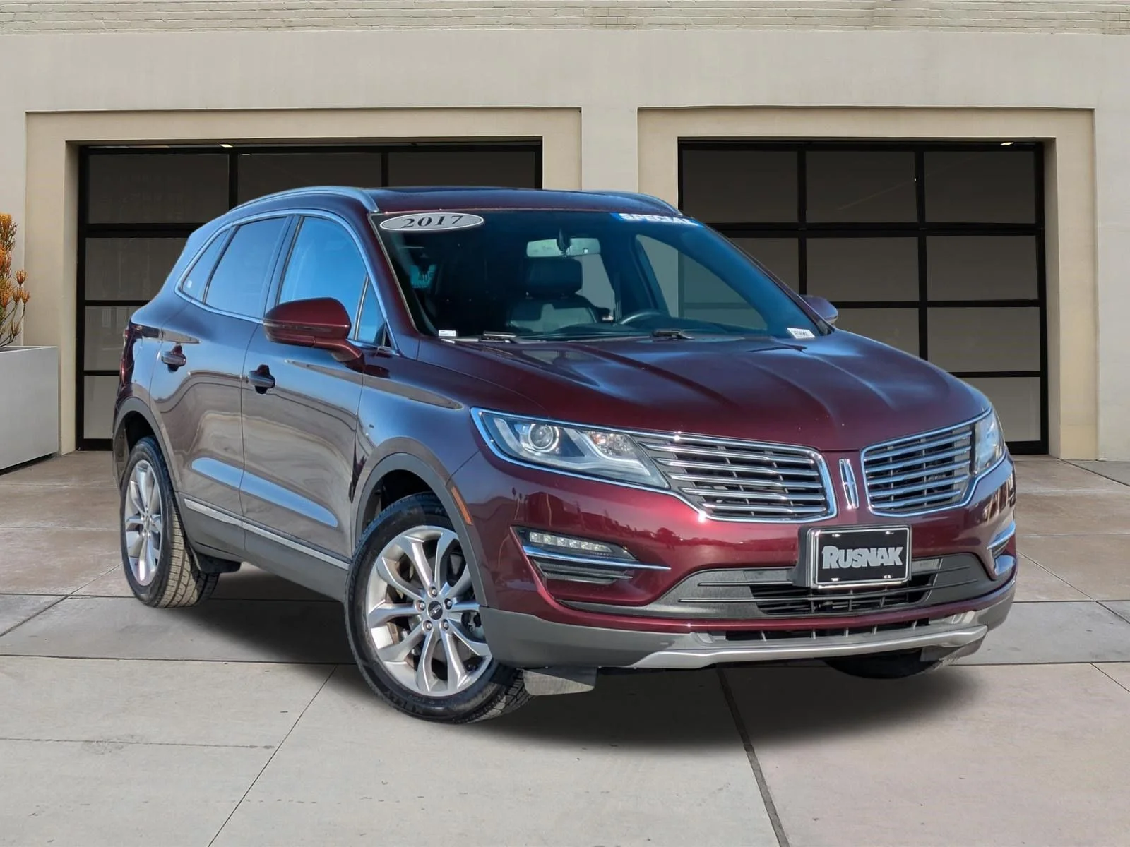 Used 2017 Red Lincoln Select image 32