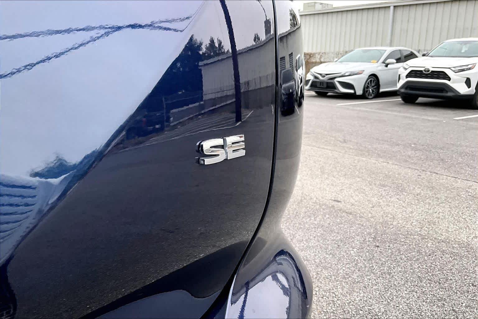 Used 2025 Cosmic Blue Metallic Mitsubishi SE image 10