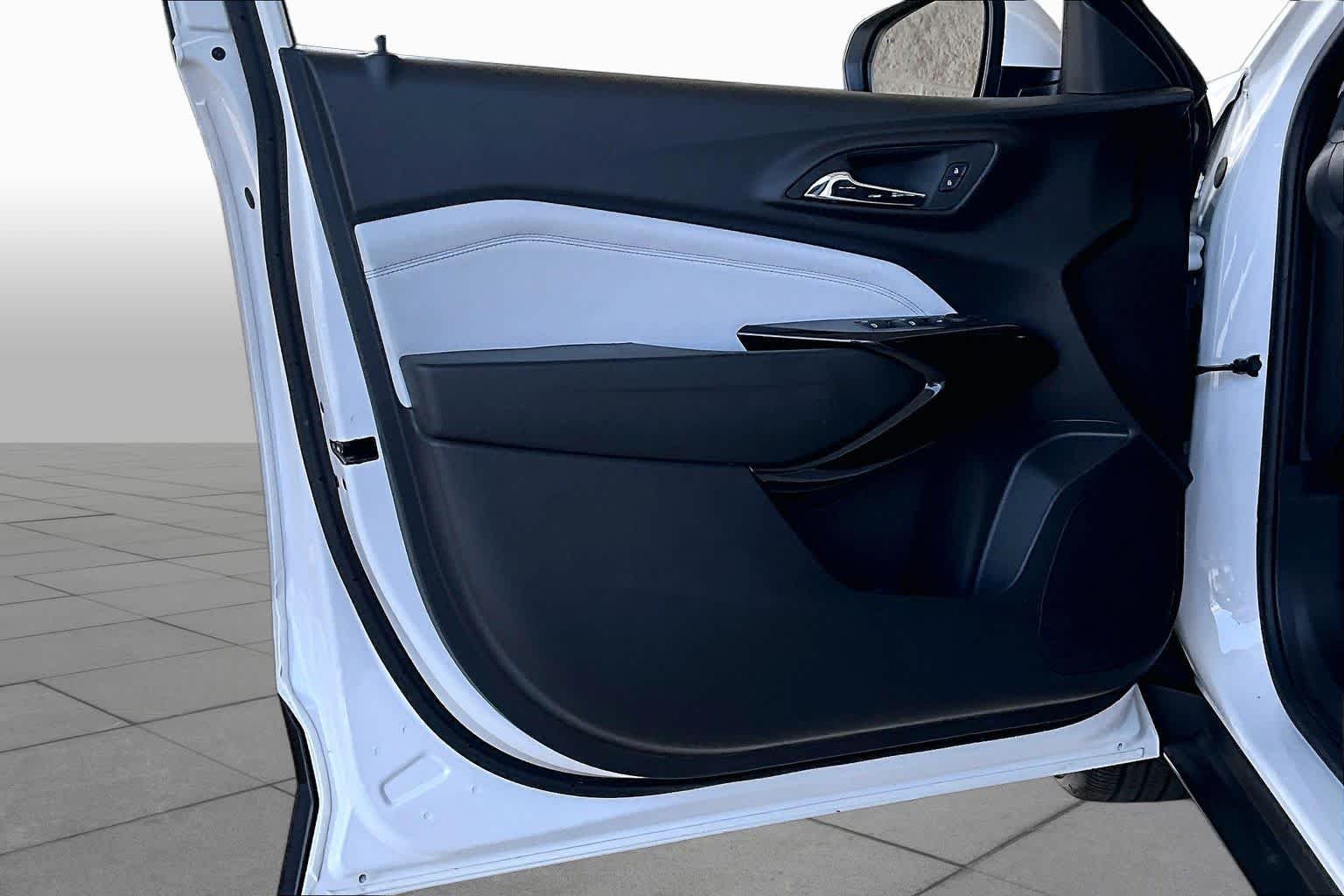 Used 2025 Summit White Chevrolet LT image 21