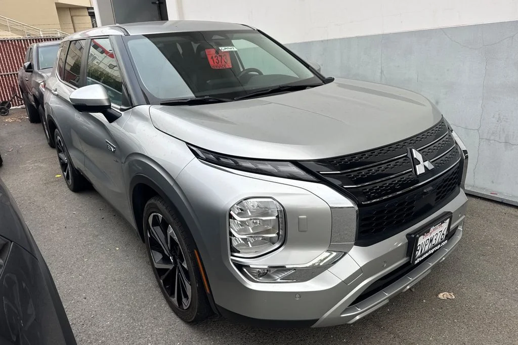Used 2023 Silver Mitsubishi SE image 2