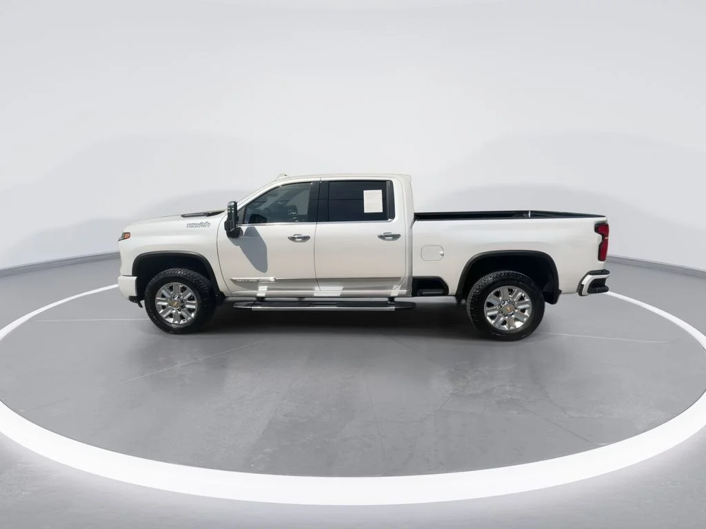 Used 2024 Beige Chevrolet High Country image 5