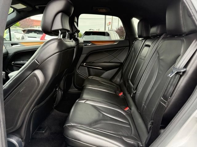 Used 2017 Ingot Silver Lincoln Select image 16