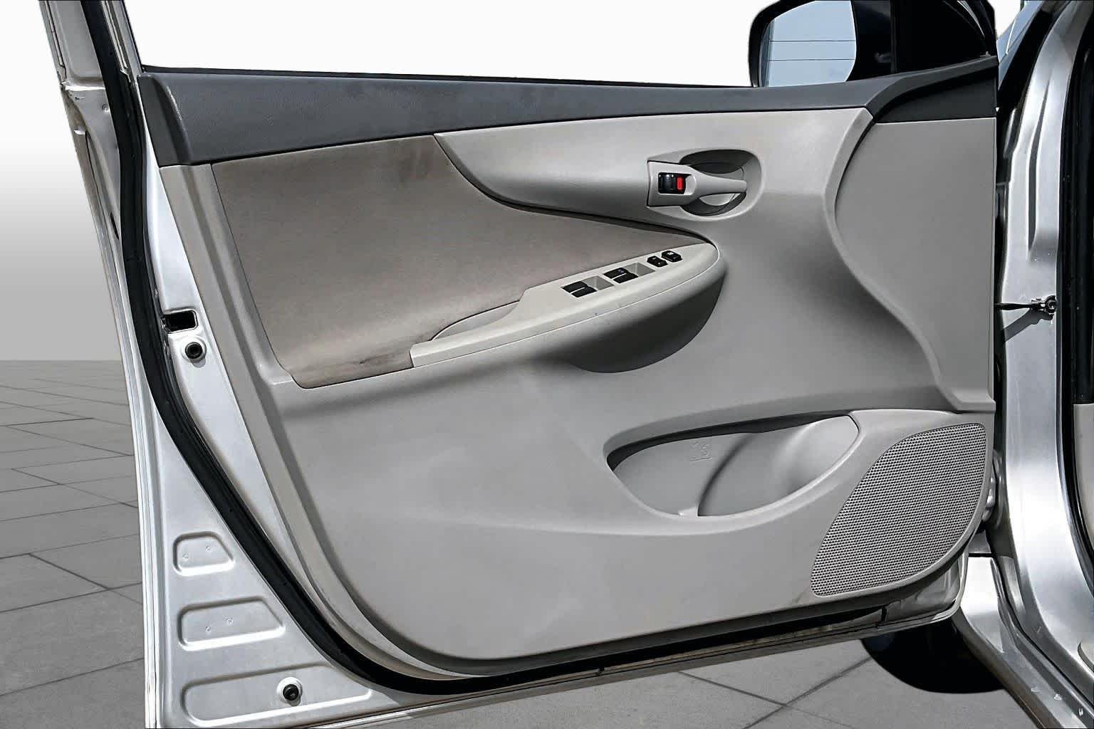 Used 2009 Classic Silver Metallic Toyota LE image 18