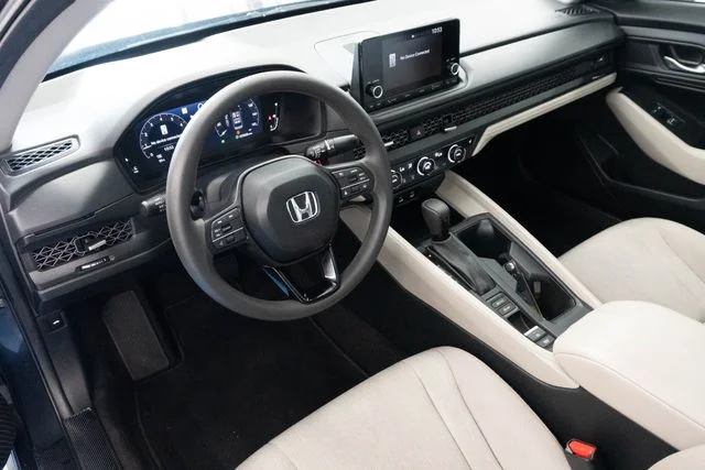 Used 2025 Gray Honda SE image 5