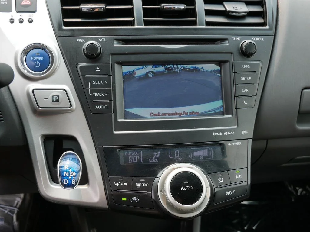 Used 2014 Silver Toyota Three image 27