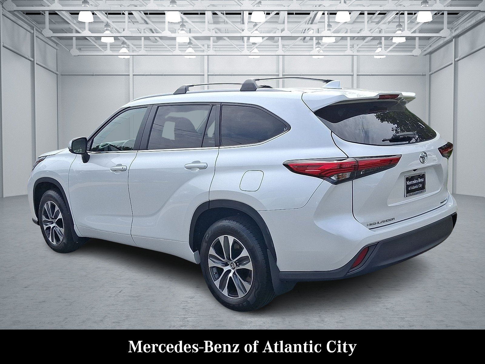 Used 2023 Wind Chill Pearl - 089 Toyota XLE image 4