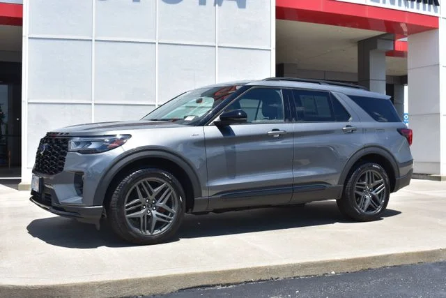 Used 2025 Gray Ford ST-Line image 2