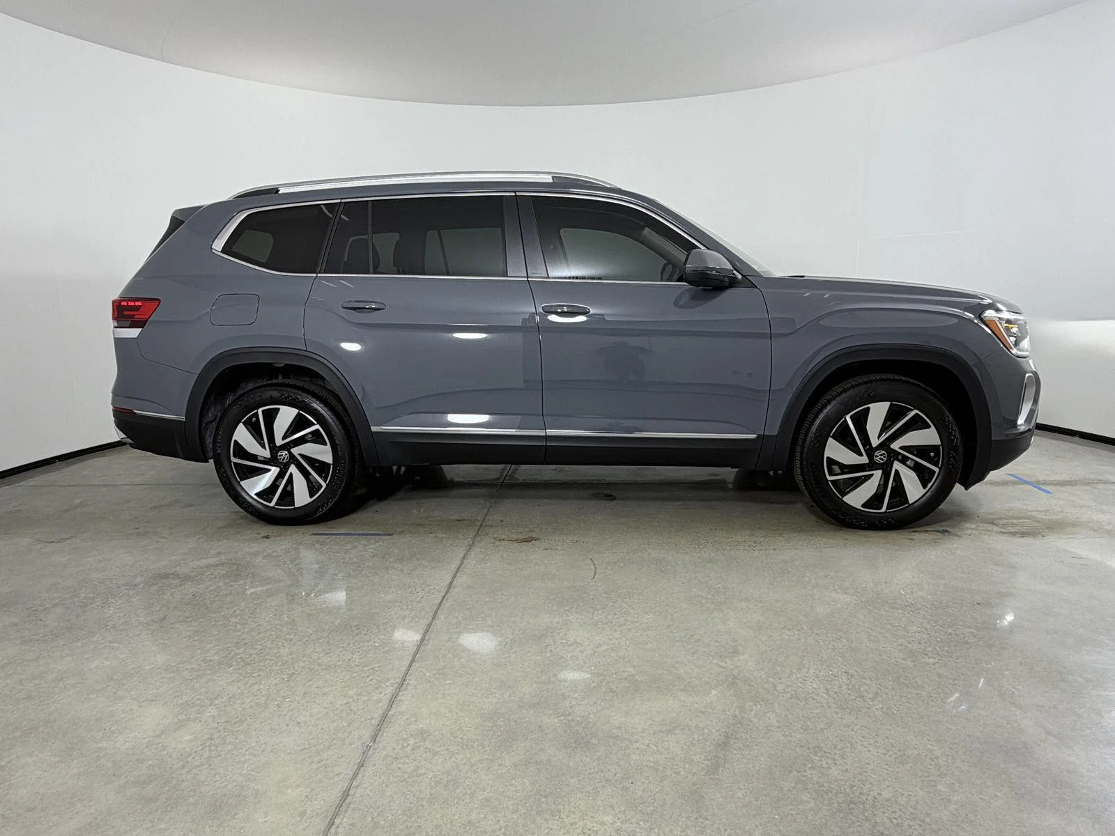 New 2026 Pure Gray Volkswagen 2.0T SEL image 4