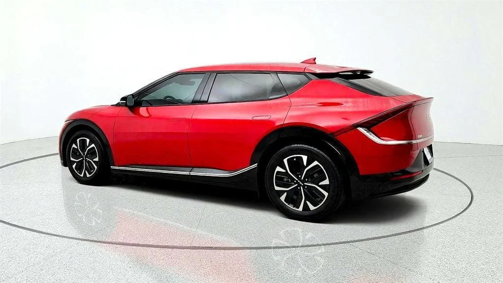 Used 2022 Runway Red Kia Wind RWD image 7