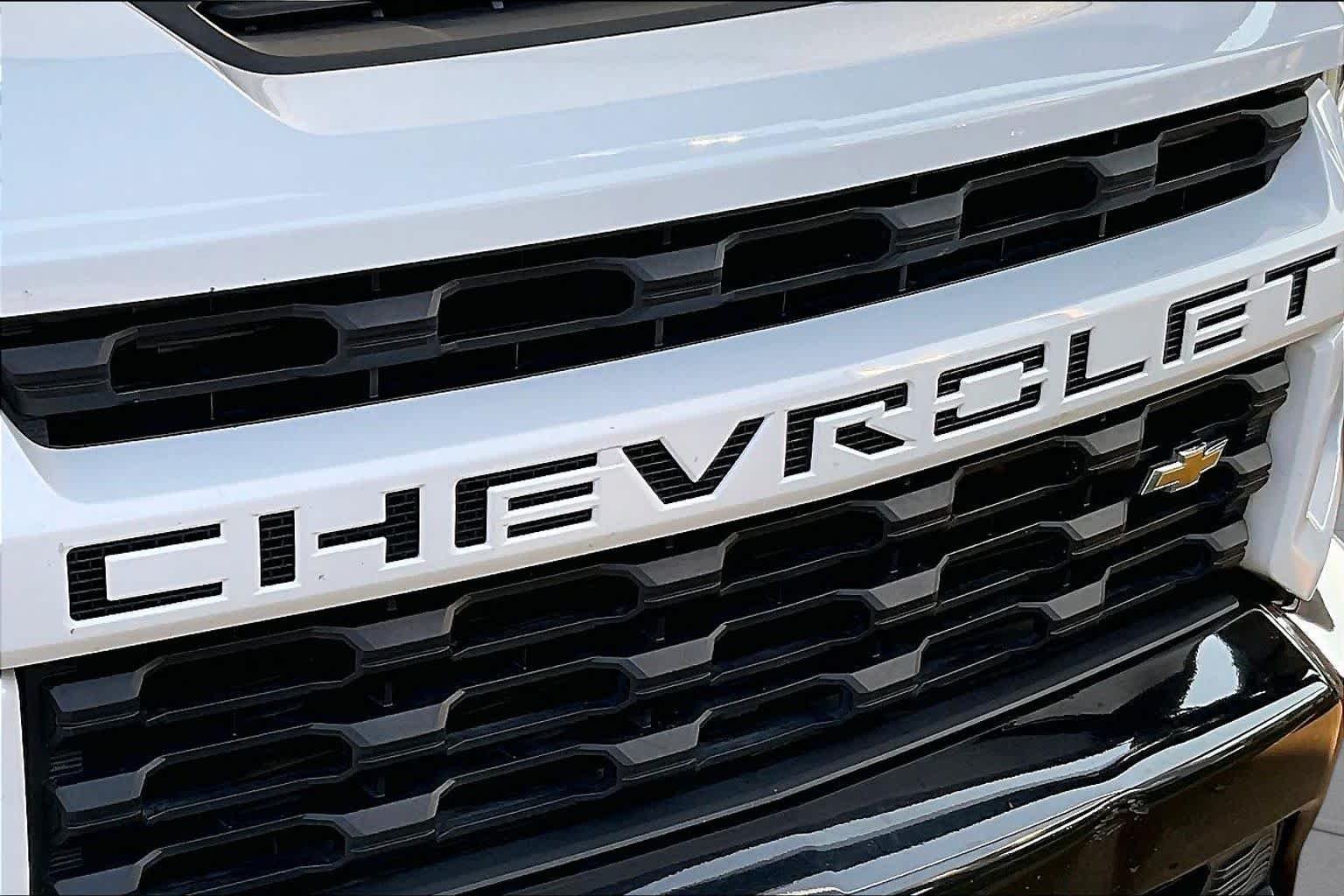 Used 2022 Summit White Chevrolet Custom image 28
