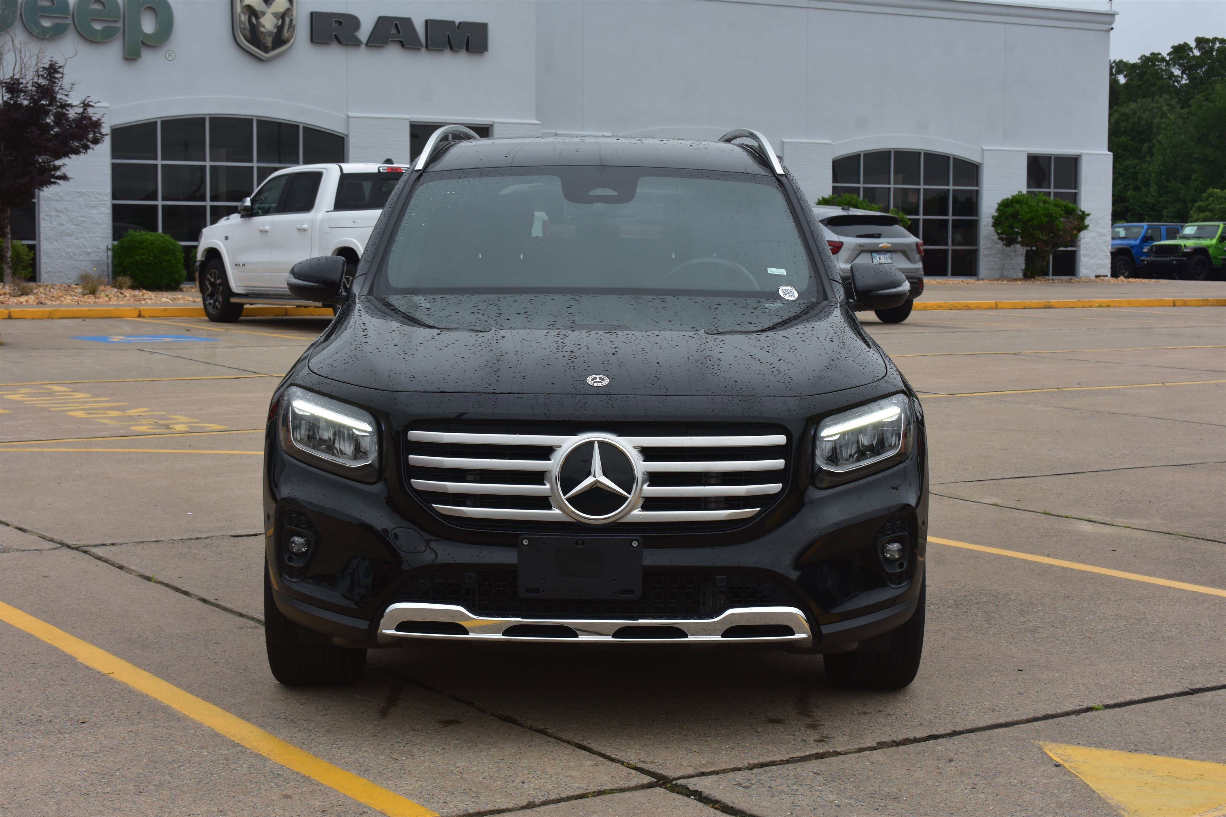 Used 2024  Mercedes-Benz GLB 250 image 2
