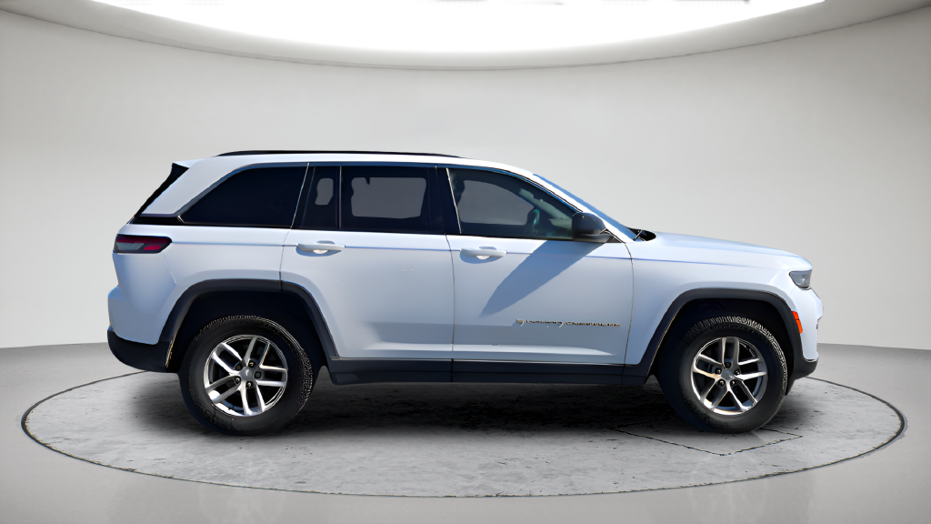 Used 2024 White Jeep Laredo X image 4