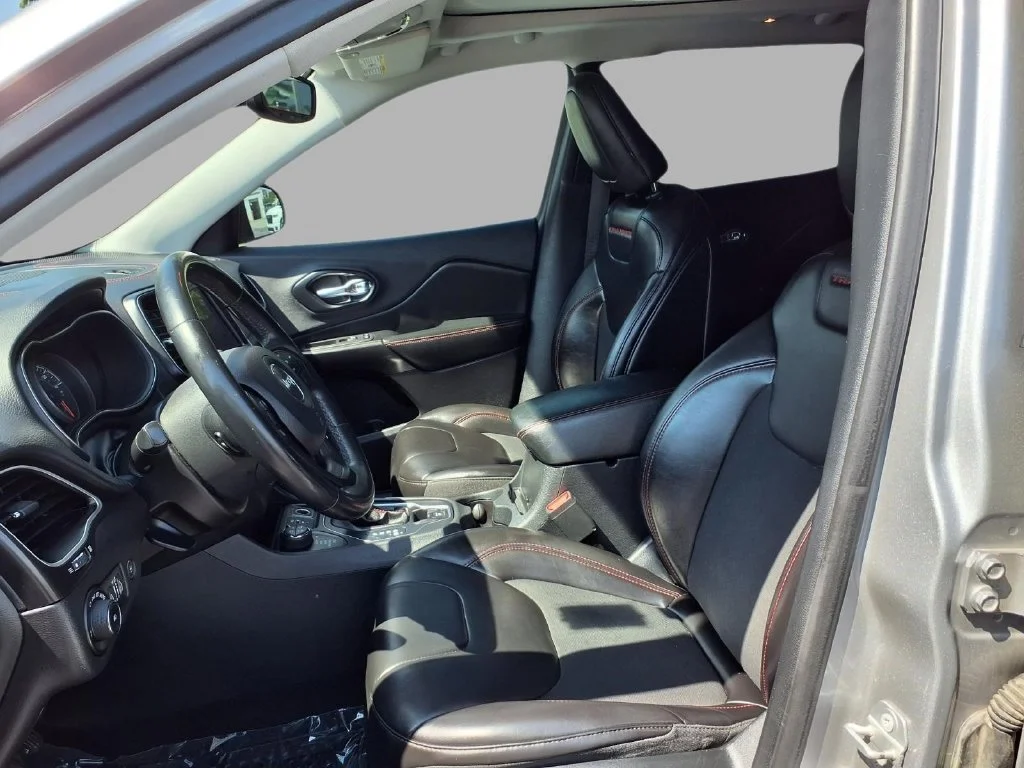 Used 2019 Silver Jeep Trailhawk image 22